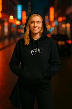 Kiez Hoodie Damen schwarz mit Kalle-Brille-Motiv – Kalle Schwensen